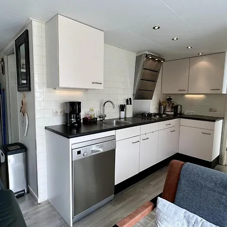 Comfortable For 4 People بيت للعطل *